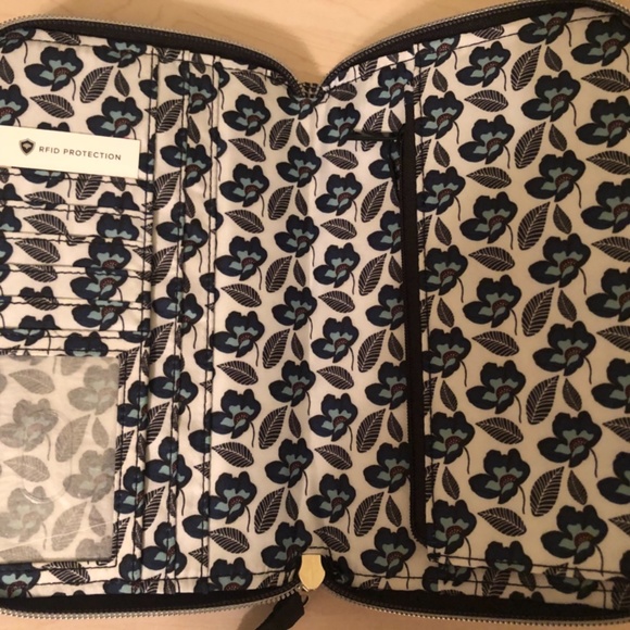 New Vera Bradley RFID Wristlet - Picture 2 of 2
